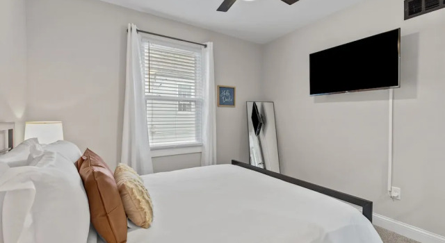 Blue Door Bungalow | JZ Vacation Rentals, Забронировать Дом для отпуска Сент-Луис Миссури, рядом с Музей-миниатюра Сент-Луиса и его окрестностей