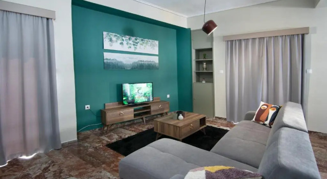 Emerald 110m2 entire floor apt steps to city’s heart, Prenota Hotel Kalamata Messinia