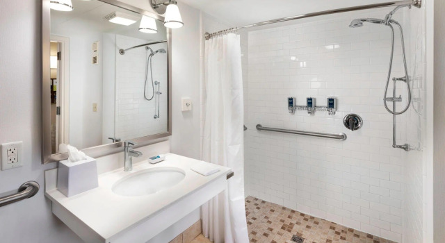 Двухместный номер Standard DoubleTree by Hilton Manhattan, KS