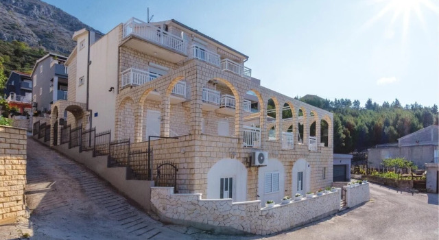 Stunning Home in Stanici With Wifi and 3 Bedrooms, Book Hotel Hoteller i Celina med parkering, Parkering