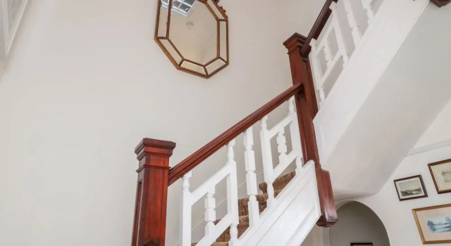 Коттедж Iona 10 Palace Street East