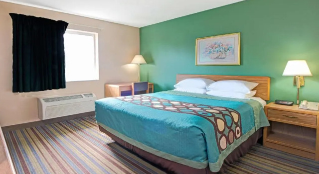 Четырёхместный номер Standard Super 8 by Wyndham Pontoon Beach IL/St. Louis MO Area