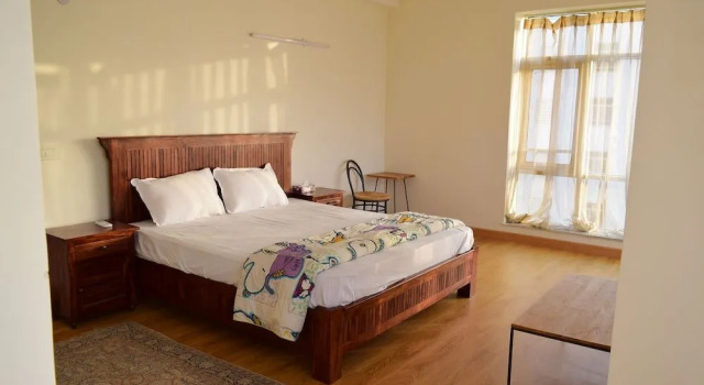 Vehomes Spacious Condo in Greater Noida