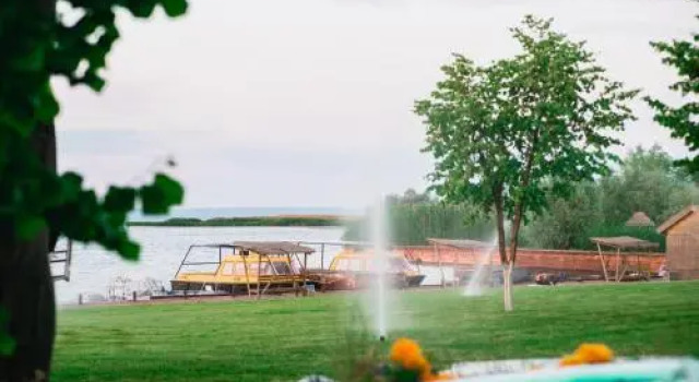 Bereg Holiday Park, Book Hotel Svitlohirske 