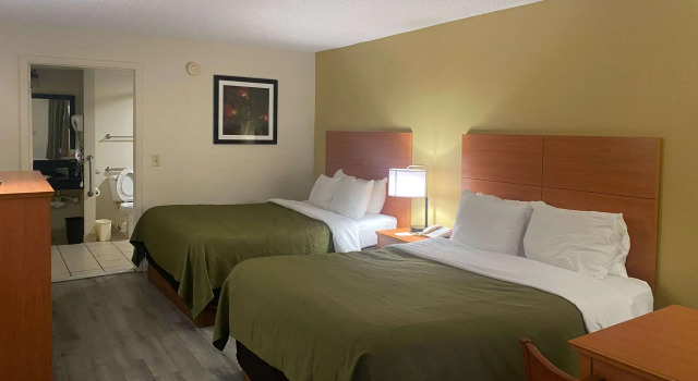 Четырёхместный номер Standard Quality Inn near Manatee Springs State Park
