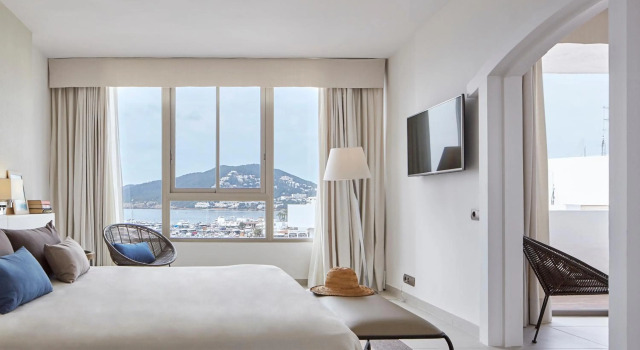 Hotel Tres Torres, Забронировать Отель Отели Санта-Эулалия-дель-Рио с бассейном, рядом с Пристань Санта-Эулалии, Бассейн