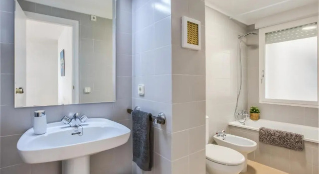Апартаменты Lets Holidays White Apartment with Terrace, AC & Parking, Near Beach