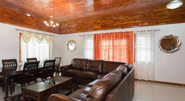 New Kingston Guest Apt at Fairway, Book Pension Hoteller i Kingston med pool, Swimmingpool