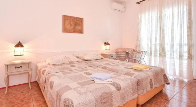 Nice Home in Slatine with Hot Tub, WiFi & 6 Bedrooms