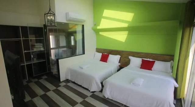 Четырёхместный номер Standard с балконом Malibu OceanView Homestay