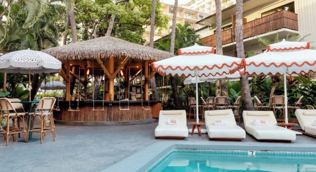 Четырёхместный номер Standard с видом на бассейн White Sands Hotel