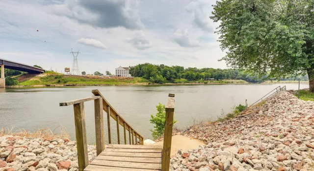 Tennessee River Retreat: Multi-level Deck & Views, 预订 度假屋 萨凡纳 田纳西州
