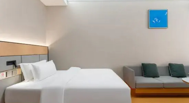 Двухместный семейный люкс с 2 комнатами с балконом Shisanli Homestay (Lijingmen Luoyi Ancient City Branch)