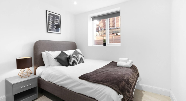 Modern 4 Bedroom Apartment in London with Parking + Garden, Забронировать Апартаменты/квартира Лондон Большой Лондон, рядом с Maurice Rebak Stadium