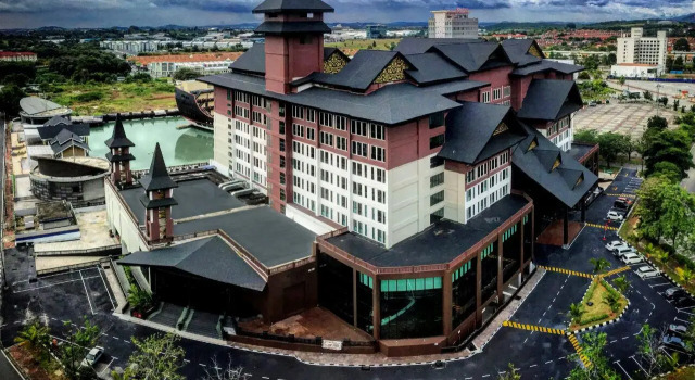 Кровать в общем номере Mudzaffar Hotel
