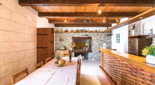 Lovely Home In Gornje Tucepi With Kitchen, Buchen Sie Hotel Hotels in Gespanschaft Split-Dalmatien mit Pool, Schwimmbad