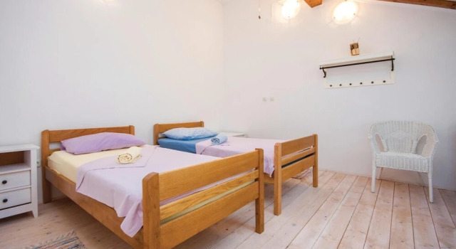Amazing Home in Lozovac with Hot Tub, WiFi & 4 Bedrooms, Buchen Sie Hotel Lozovac Nationalpark Krka