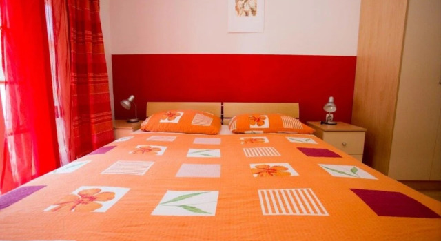 Sunny Apartment with private parking, Prenota Appartamento Splitska 