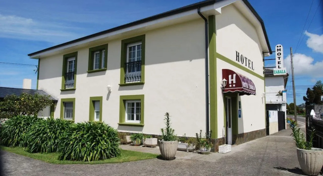 Luarca Zabala, Забронировать Отель Луарка Косте-Верде, рядом с Tourist Office