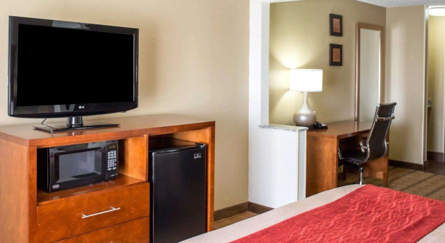 Двухместный люкс Comfort Inn & Suites Coralville - Iowa City near Iowa River Landing