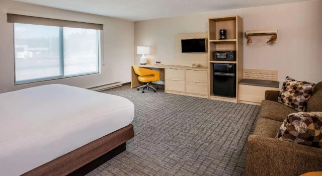 Двухместный люкс Days Inn & Suites by Wyndham Duluth by the Mall