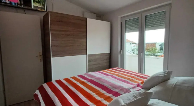 Beachfront Apartment With Balcony and Sea View, Rezerwuj Apartament Hotele w Mulo z parkingiem, Parking
