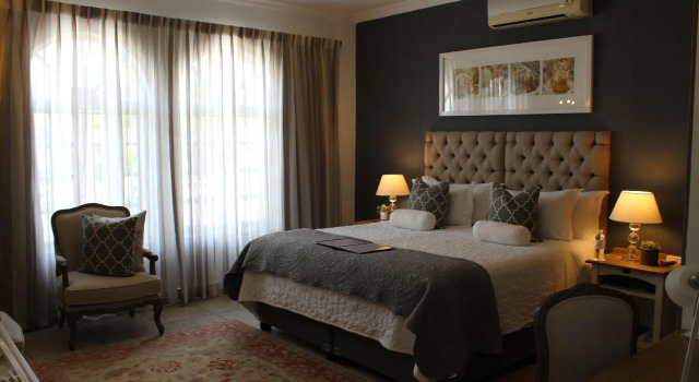 Кровать в общем номере Sandals Guest House