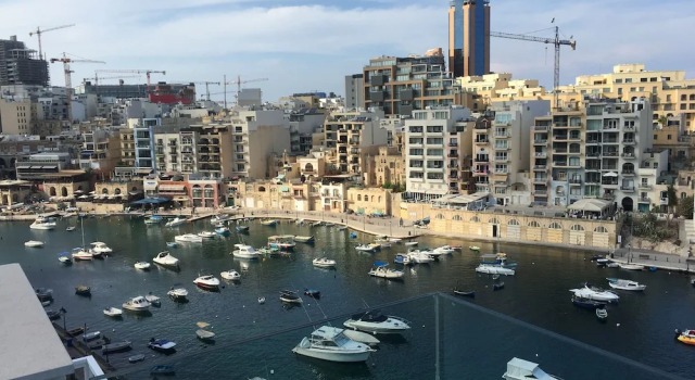 Seafront Penthouse Triplex- Roof Terrace & Hot Tub, Prenota Appartamento Appartamenti a Malta, Appartamento