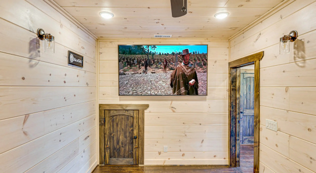Misty Mountain Stop: Mountain Views, Hot Tub, Game Room, Theater Room