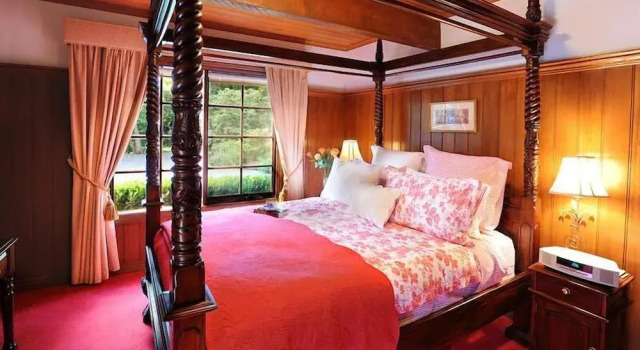 Mary Card's Coach House