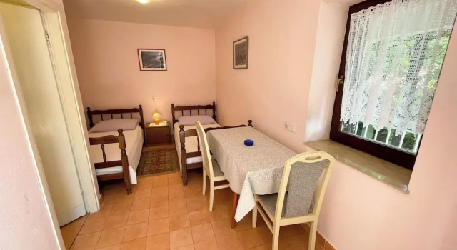 Studio apartment Šarić 3, Забронировать Апартаменты/квартира Отели Приморско-Горанской жупания с парковкой, Парковка