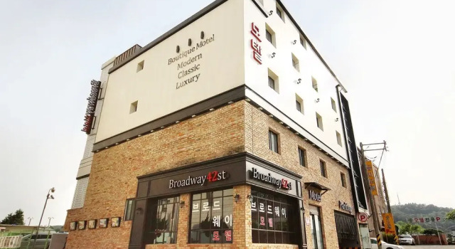 Jinju Broadway 42nd Street, Забронировать Отель Чинджу Кёнсан-Намдо