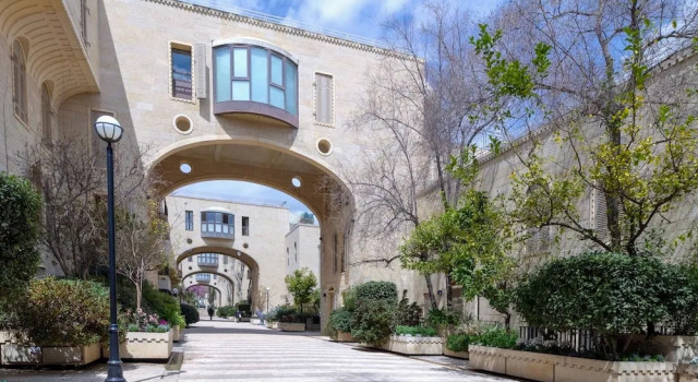 Family Apt & Garden in David's Village by FeelHome, Varaa Hotelli Jerusalem Jerusalem District