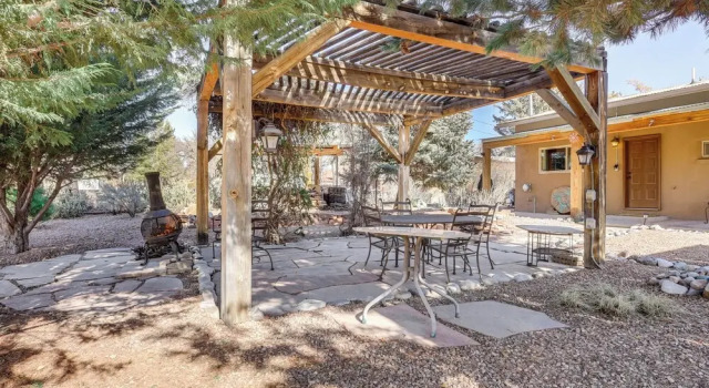 Апартаменты Artsy Studio w/ Patio: 25 Mi to Santa Fe
