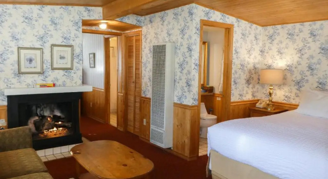 Четырёхместный номер Deluxe Carmel Fireplace Inn