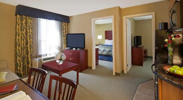 Кровать в общем номере Travelodge by Wyndham Oshawa Whitby