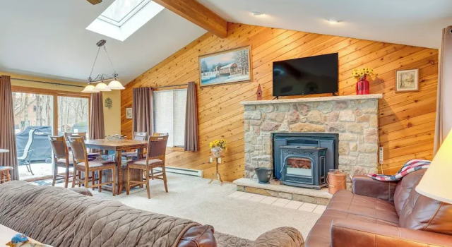 Lake Access & Game Room: Cabin in Pocono Mtns, Book Feriehus Sommerhuse i Pennsylvania, Hytte