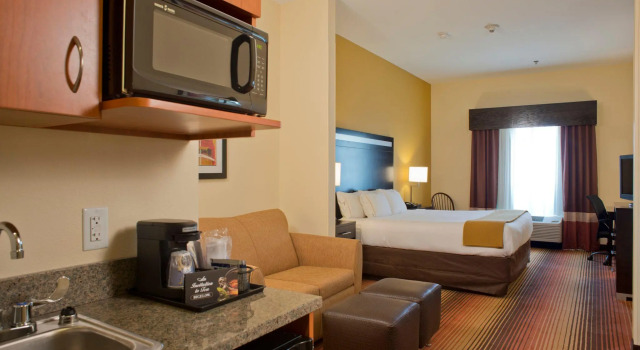 Люкс Holiday Inn Express Hotel & Suites Prattville South by IHG