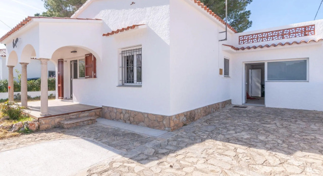 Lovely Holiday Home in l'Escala with Fenced Garden