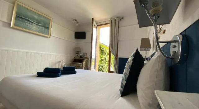 Трёхместный номер Comfort Hôtel Bien-Être Aux Cyprès de Marquay-Calme et élégance-Laissez-vous porter par une ambiance chaleureuse où chaque instant compte-Découvrez un havre de paix où nature et confort se marient pour vous offrir une expérience unique- Réservez dès aujourdhui