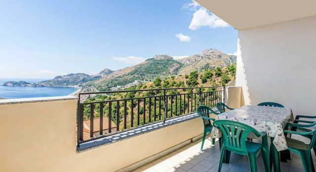 Stunning Holiday Home in Letojanni near Sea