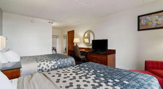 Четырёхместный люкс Econo Lodge Inn & Suites Waterloo Downtown