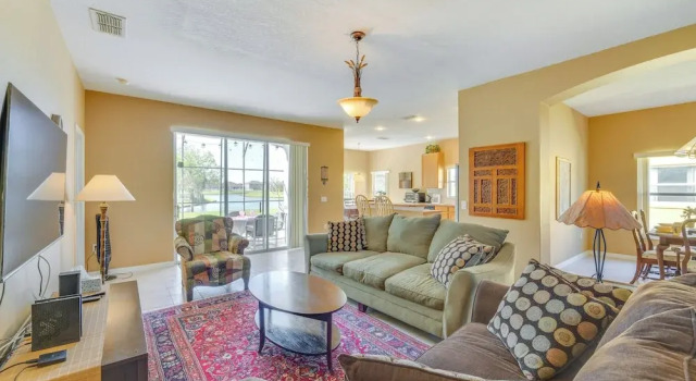 Lake-View Escape w/ Lanai in Kissimmee, Забронировать Дом для отпуска Пайнсиана штат Флорида