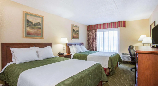 Четырёхместный номер Standard Days Inn & Suites by Wyndham Sutton Flatwoods