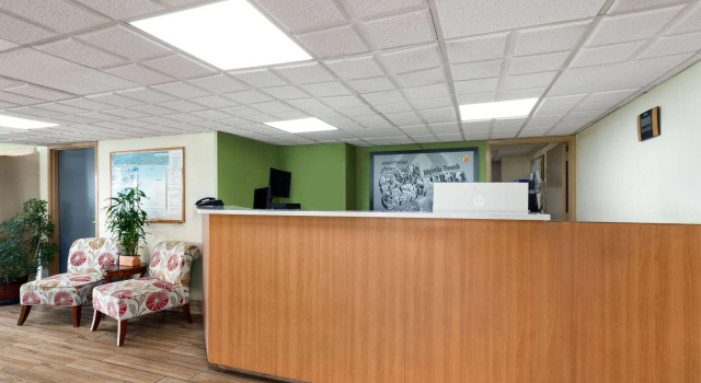 Super 8 by Wyndham Myrtle Beach/Market Common Area, Забронировать Мини-отель Миртл-Бич Гранд-Странд
