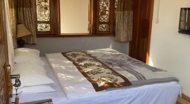 Кровать в общем номере Lijiang Hua Lin Wan Zhao Inn