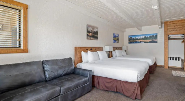 Четырёхместный семейный люкс Elk Refuge Inn