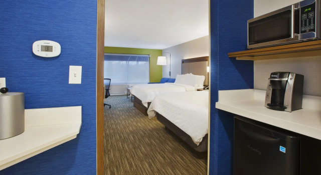 Четырёхместный люкс Holiday Inn Express Grand Rapids Airport North by IHG