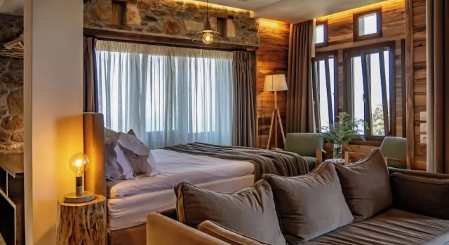 Adama, Book Guesthouse Mouresi 