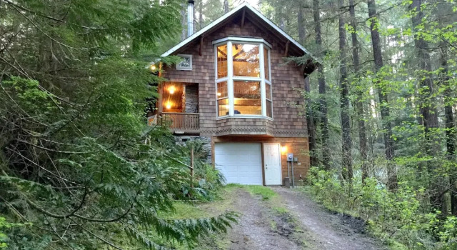 Snowline Cabin #25 A Country-style pet Friendly Cabin With hot tub and Wifi!, Buchen Sie Ferienhaus Villen in Glacier, Villa
